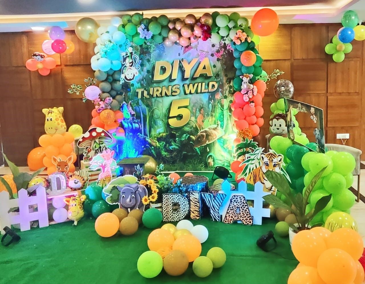 Lustrous Jungle Theme Birthday Decoration