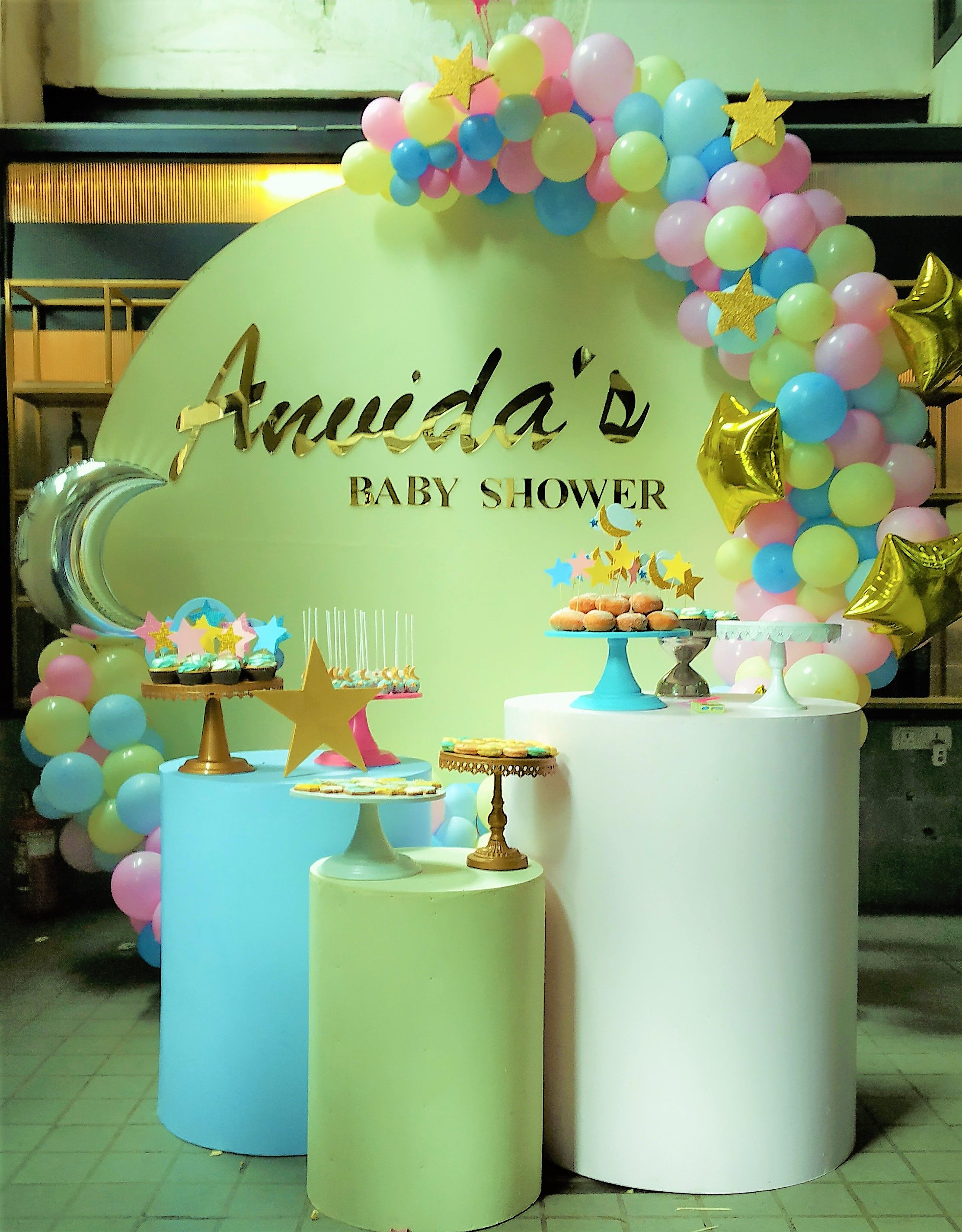 Round flex backdropwith organic balloon arch with acrylic letters