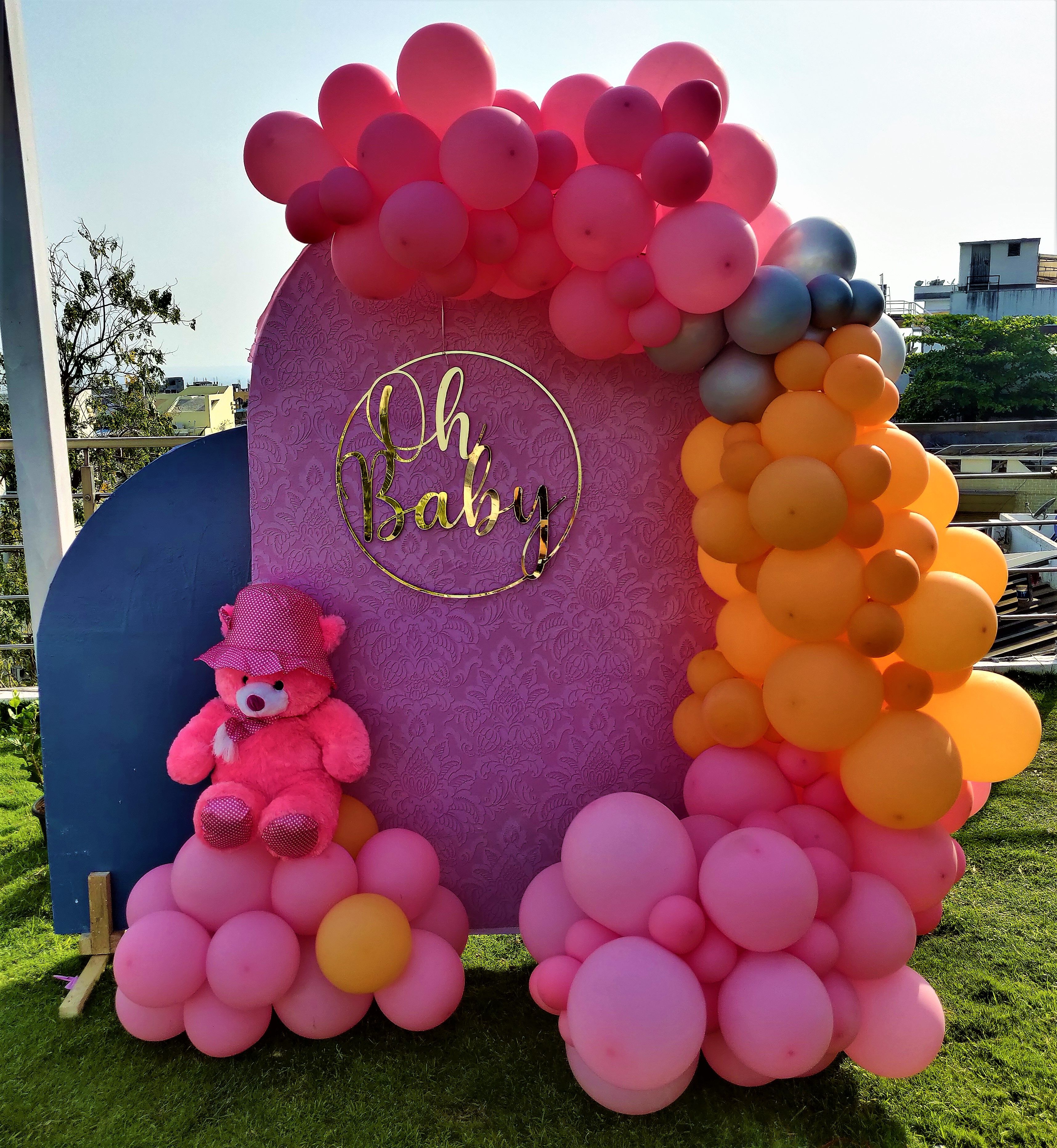 Panels With Balloon Organic Arch