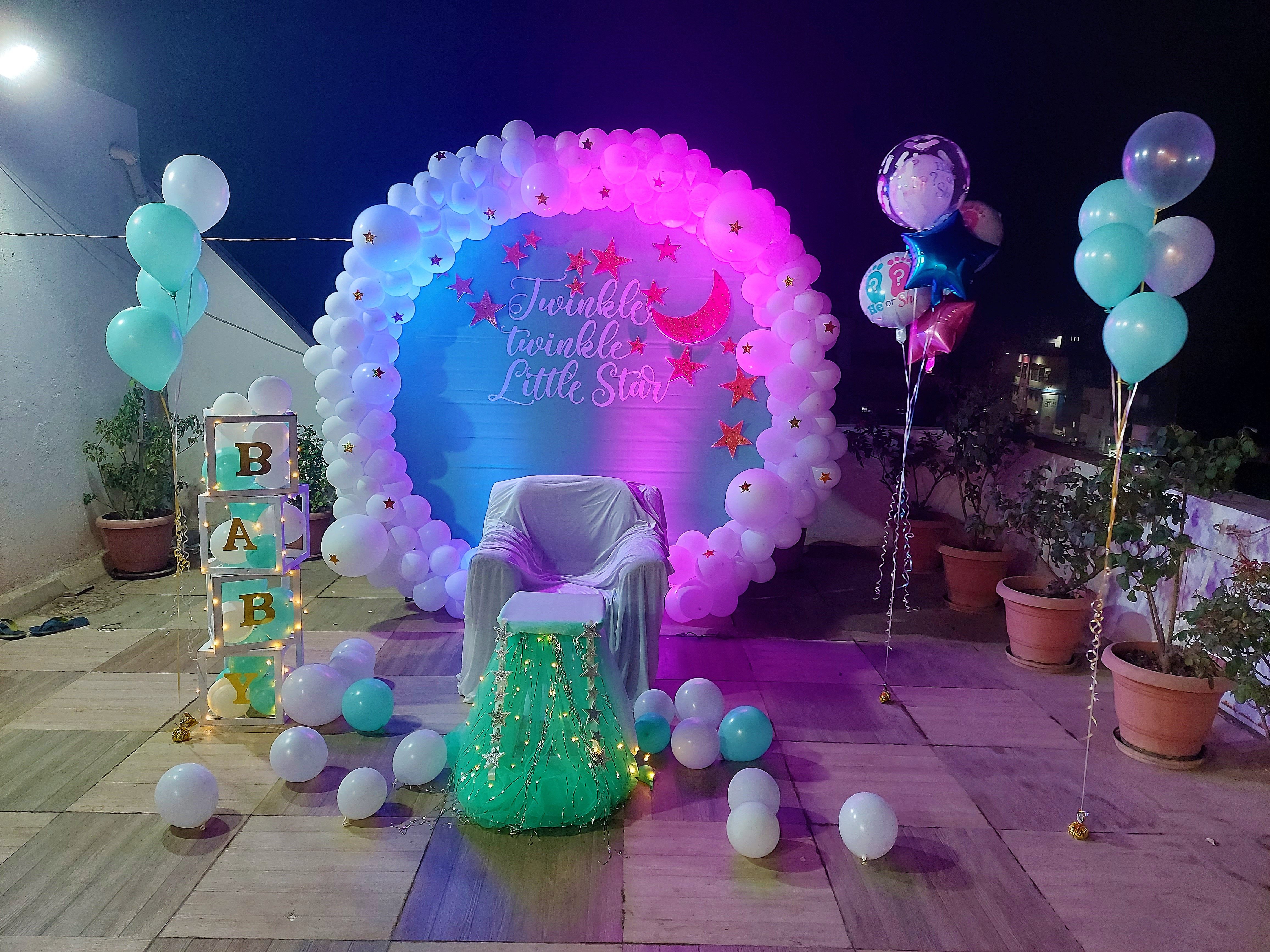 Round flex Backdrop with white balloon arch and balloon bunches