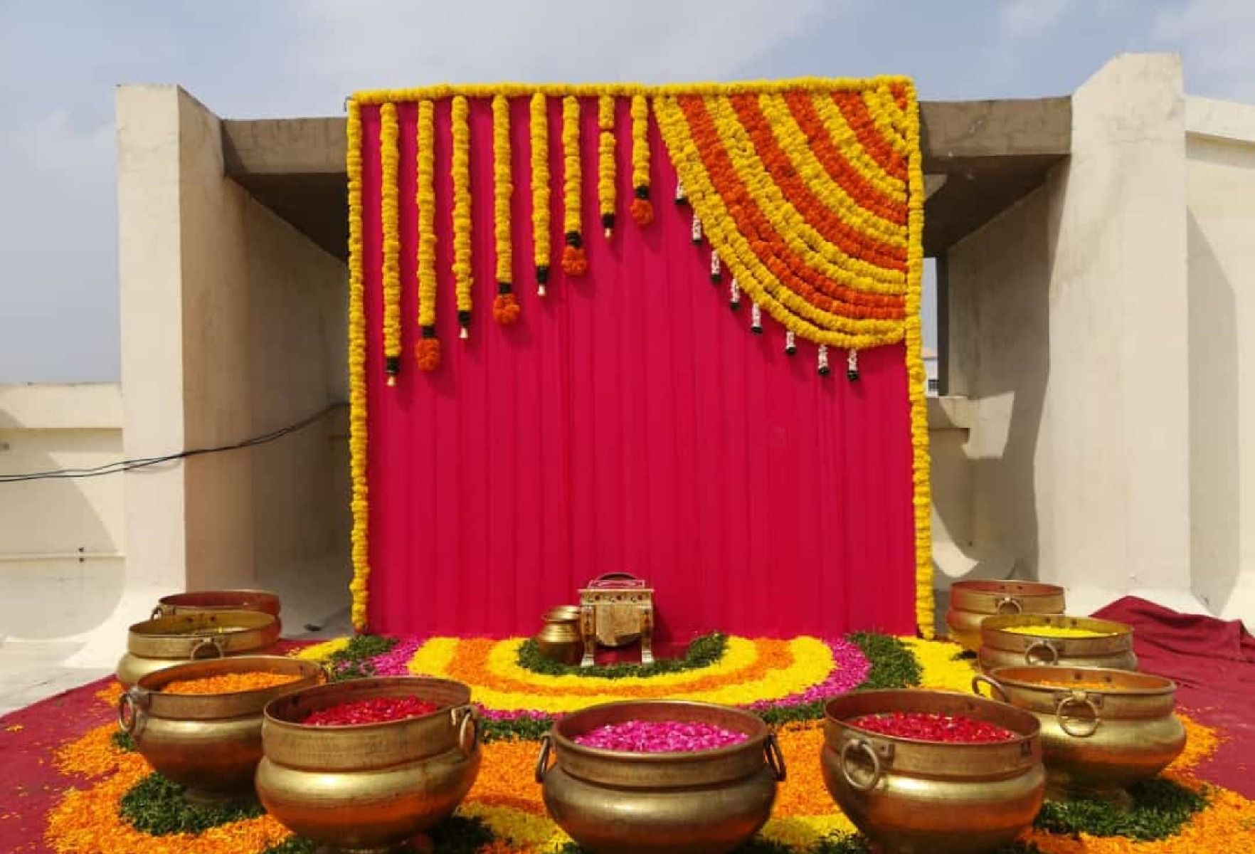 DecorbyKrishna on X: Yellow and Orange Marigold Magic on a Bananaleaf  backdrop for a mangalasnanam. Mangalasnanam Decor by Swetha of #vijayawada  branch #andhrapradesh #bananaleafbackdrop #marigoldgarland #lillyhangings  #mangalsnanamdecor #mangalsnanam