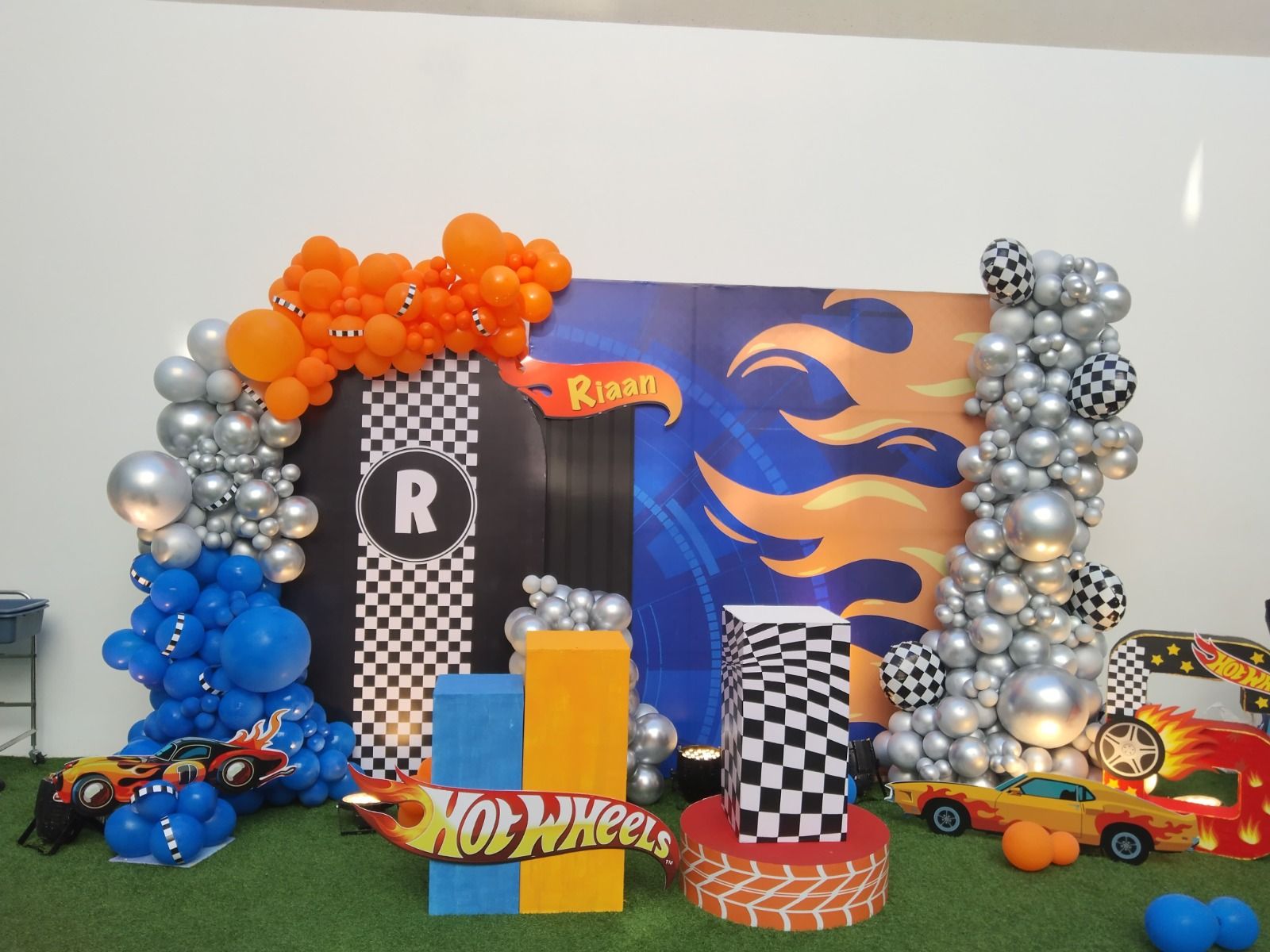 Hot Wheels-themed decoration